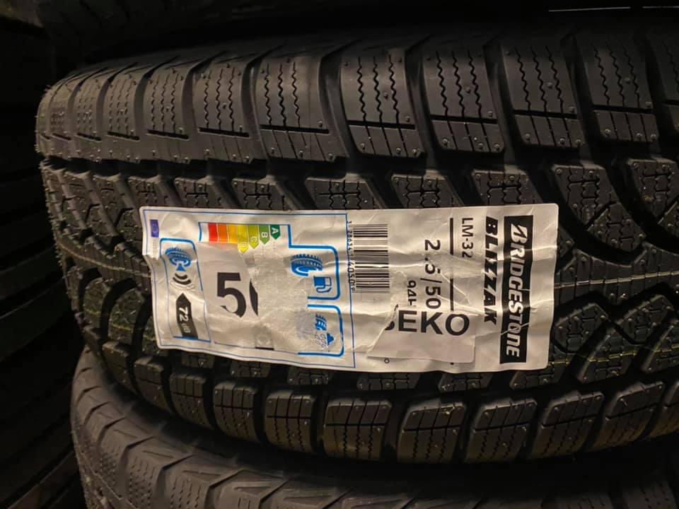 AutoBreman's tweet photo. Te koop :nieuwe complete set winterbanden op lichtmetalen velgen voor Mercedes C klasse.225/50/r17.
Normale nieuwprijs € 1.630,- nu € 990,- slechts een set op voorraad. Op=op. #winterbanden 
#mercedes #genemuiden https://t.co/hpMzFGWlT8