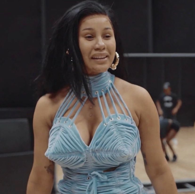 Sooooo this now leads me to these pictures that yall blew up my inbox with. Let’s discuss how we got here....