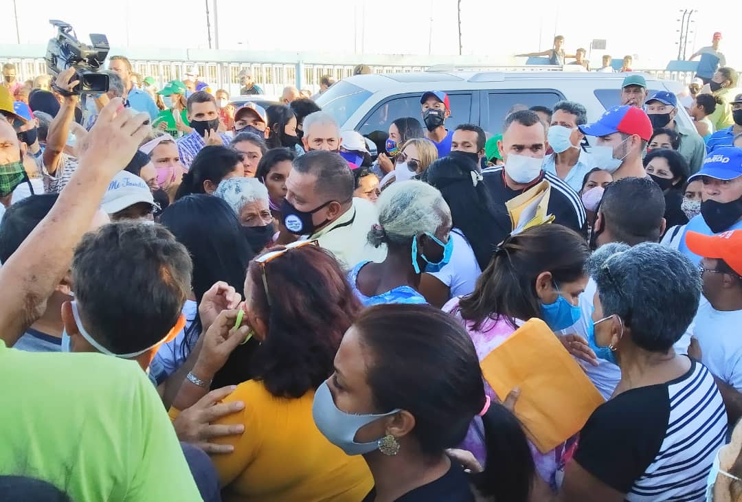 cesarmalave53's tweet photo. MULTITUDINARIO! Punta de Piedras, se desbordó en ENTUSIASMO,  confianza, esperanzas y mucho CALOR HUMANO por la presencia de @alfreditodiaz EL GOBERNADOR! https://t.co/2J6Q5Xwxst
