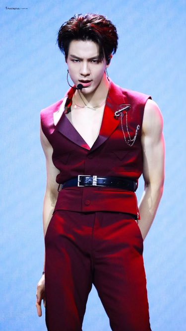 jeno as wrath- jeno has insane stage presence that would work really well as wrath- wrath is considered the leader of the sins and i think jeno could pull off a powerful/tyrant concept- jeno always hits really hard when he dances + he uses a lot of power with each move