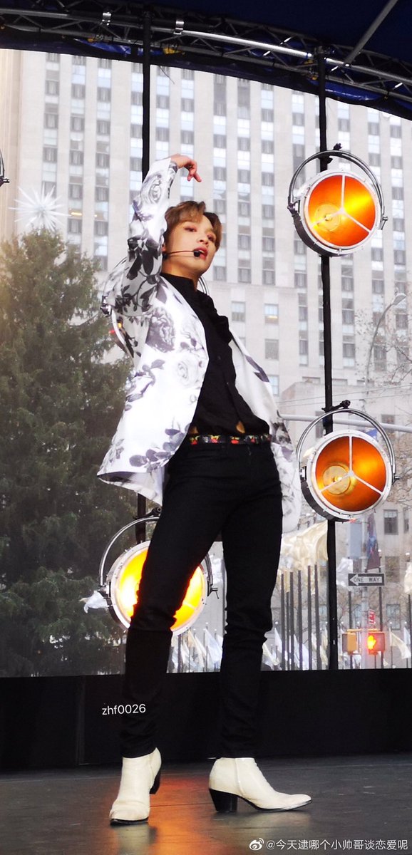 haechan as greed- lots of gold makeup and jewelry- interesting dynamic with envy and pride- greed can be seen within all of the other sins so he has a lot of potential w this concept- haechans stage presence/attitude fits really well- smth like these but more golden