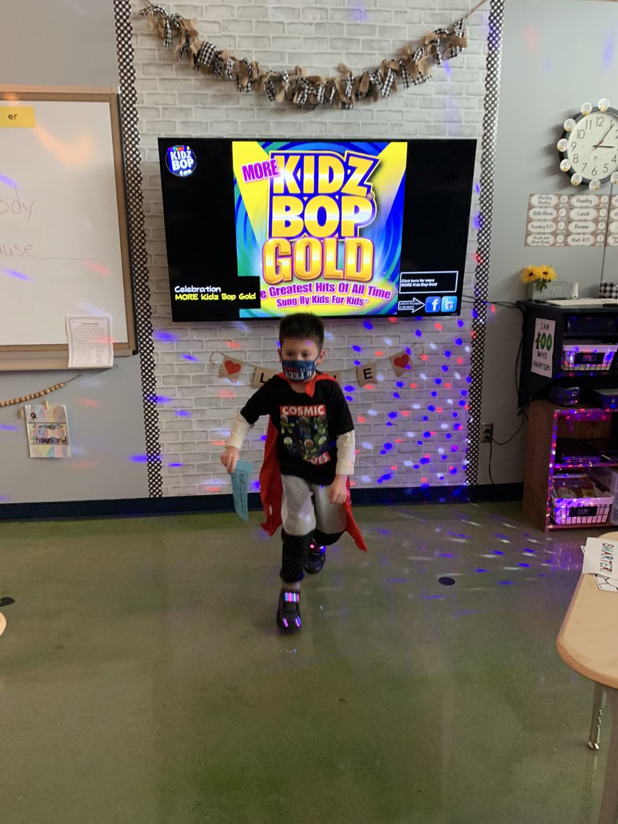 Mr. White and 2nd grade enjoyed celebrating 101 days of school! Can’t wait to celebrate with all my kiddos 4 days a week! #WelcomeBackWCPS <a href="/WarrenCoSchools/">Warren Co Schools</a> <a href="/JresRockets/">JRES</a>