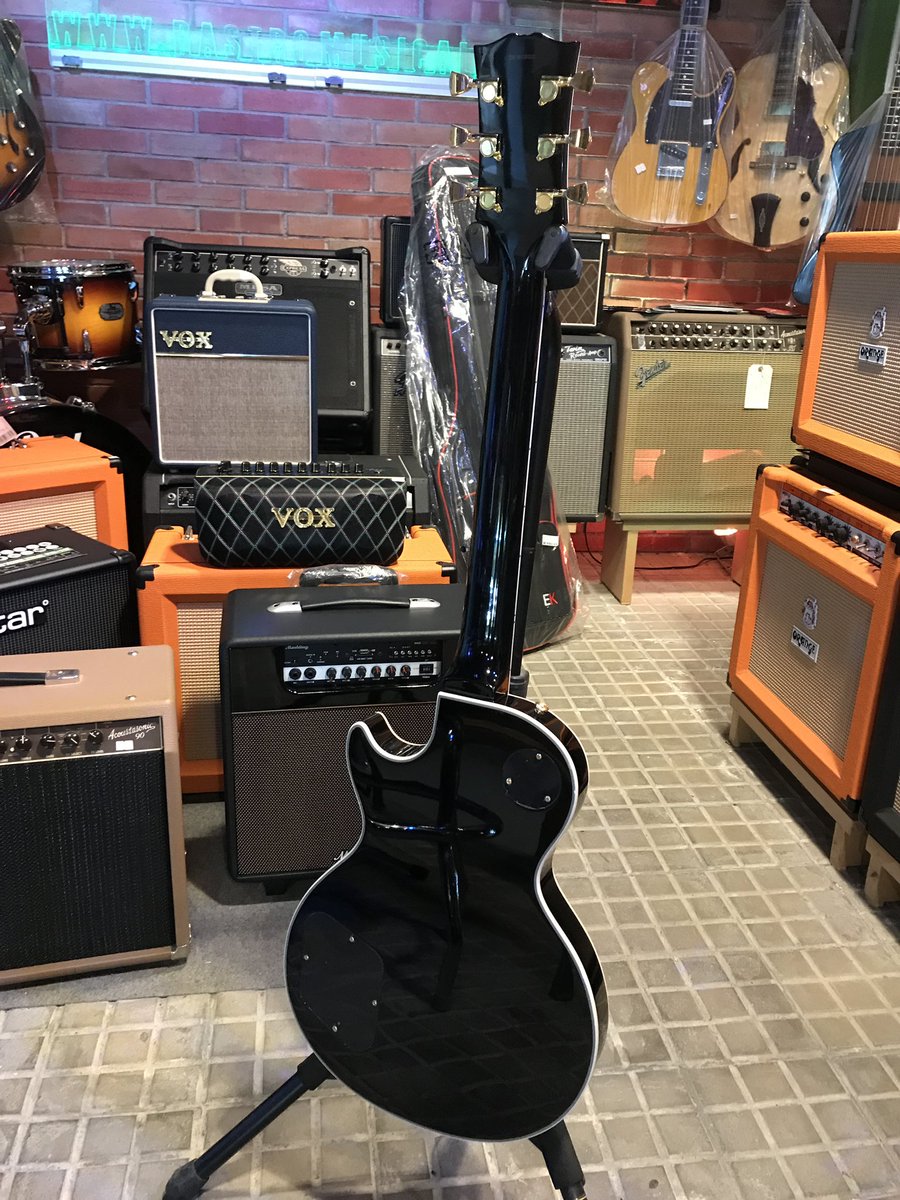 Esta preciosidad está disponible en nuestra tienda. Creemos que son de las mejores guitarras de precio medio del mercado, sin lugar a dudas.