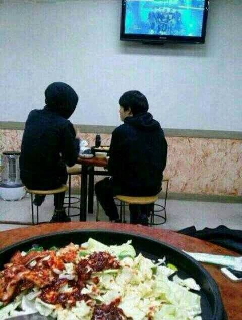 Chanyeol revealed in 1 interview that DO is the member he usually hangs out with. The 2 of them are often seen shopping, eating and playing together.