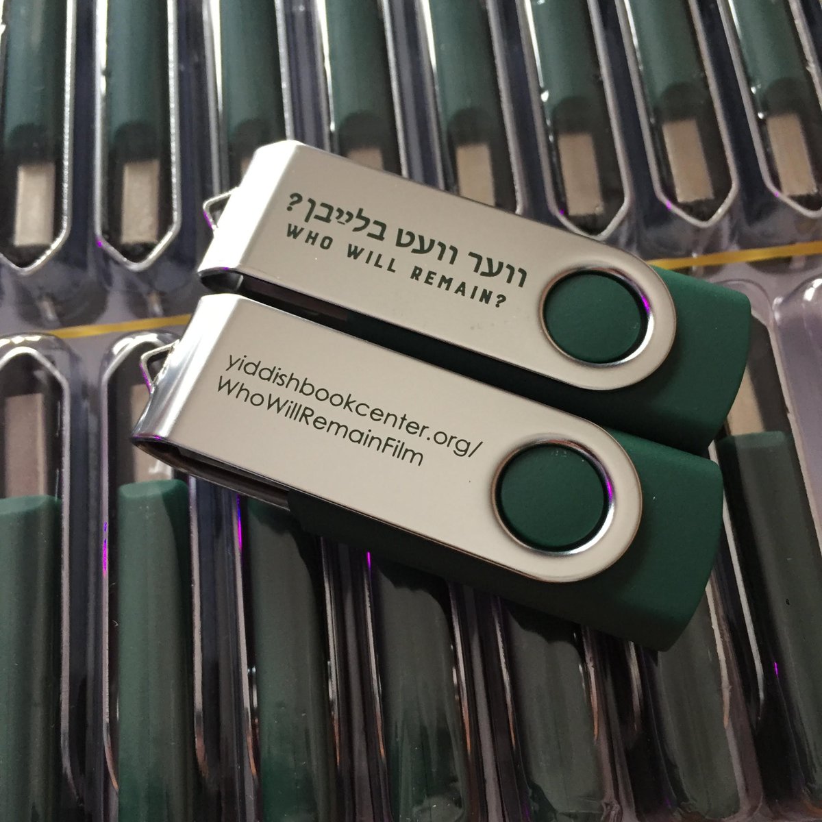 Our new and beautifully customized USBs have just arrived! This merch and more coming soon 👀

#VerVetBlaybn? #װערװעטבלײַבן #WhoWillRemainFilm #AvromSutzkever #Yiddish #documentary #documentaryfilm #femalefilmmakers