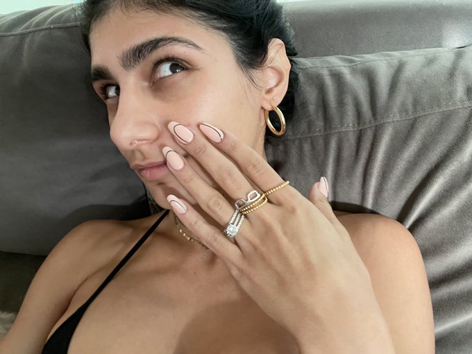 I need more geometric nail inspo, I&rsquo;ve done this design twice already 😆 https://t.co/qctJUx9Y5a