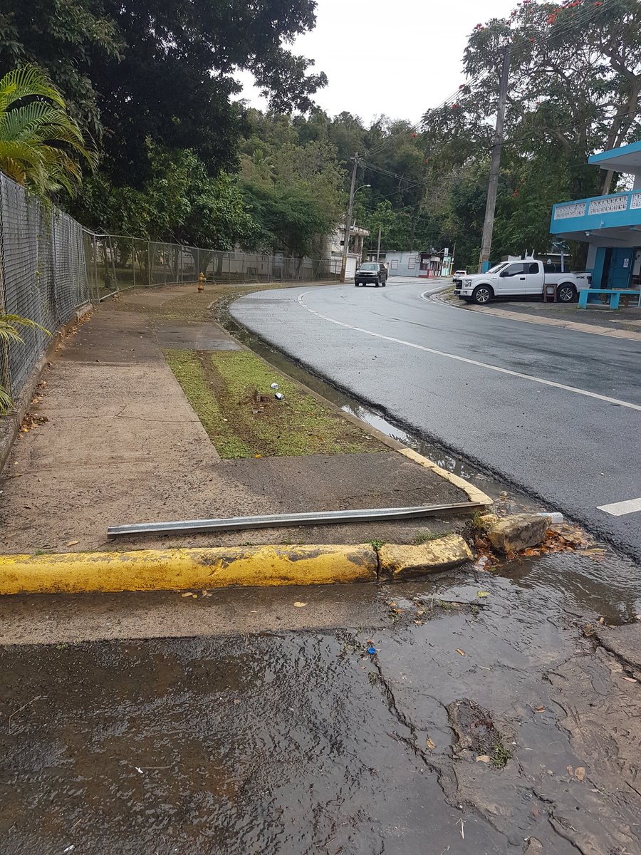 RtaRolando's tweet photo. @prdircarreteras @GovPierluisi Esto es en la carr.160 klm 4.3 Bo. Almirante Norte en la escuela con mismo nombre. En menos de 1año han chocado 3 carros con la verja. Me preocupan los estudiantes. Necesitamos ayuda. Evitemos una tragedia.Primera foto, fué ayer https://t.co/BJrCSy9kJQ