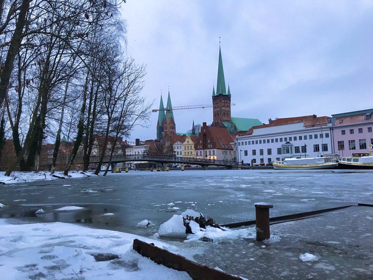 Wepesjp ドイツ在住 V Twitter ドイツの冬は寒くて暗い 日が沈むのも早い 貴重な体験をしてる 散歩ついでに川が凍ってたから写真撮ってみた