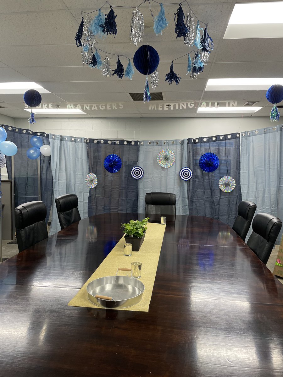 Lowes0593's tweet photo. New Haven is giving the VIP treatment #allin Store Managers Meeting 2021 is gonna be a blast! @timdaleynymetro @JoeMcFarland_ @BoltzBill @TweetUsR30 @DerenchesA https://t.co/4rmX8goYFR