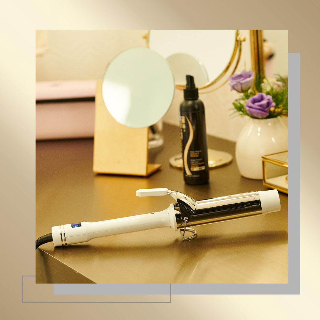HotToolsPro's tweet photo. The #HotToolsPro White Gold Digital Salon Curling Iron. Have you ever seen a more well-rounded iron? Automatically heats up to your favorite setting. A range of temperatures up to 455 degrees. Technology that handles the heat & delivers on shine. #ImagineTheStyle https://t.co/e8PM7dTdWD