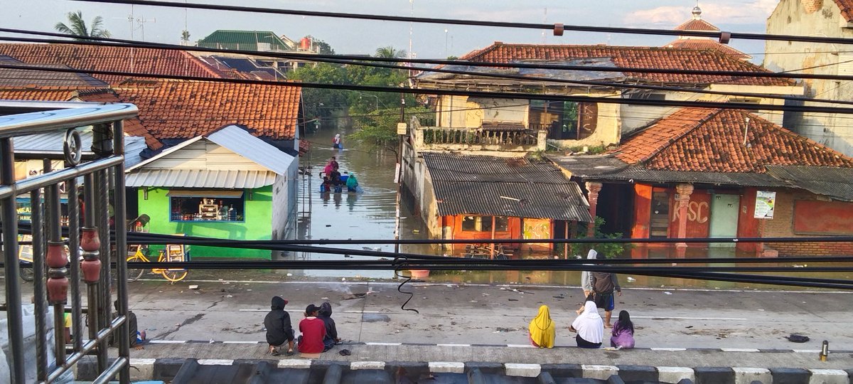 Karanganyar Karangsinom - Kandanghaur Alhamdulillah perlahan tp pasti sudah mulai surut.<a href="/kotaindramayu/">Kabupaten Indramayu</a>