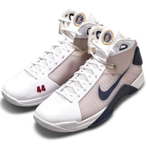 Bravaradio's tweet photo. Rumah lelang Sotheby's di New York melelang Nike Hyperdunk milik Obama. Sepatu yang dibuat spesial untuk mantan presiden di tahun 2009 tersebut dilelang dengan harga pembuka 25.000 USD atau sekitar 350 juta.
#Obama #NikeHyperdunk #BravaRadio https://t.co/B4tpe8dMuc
