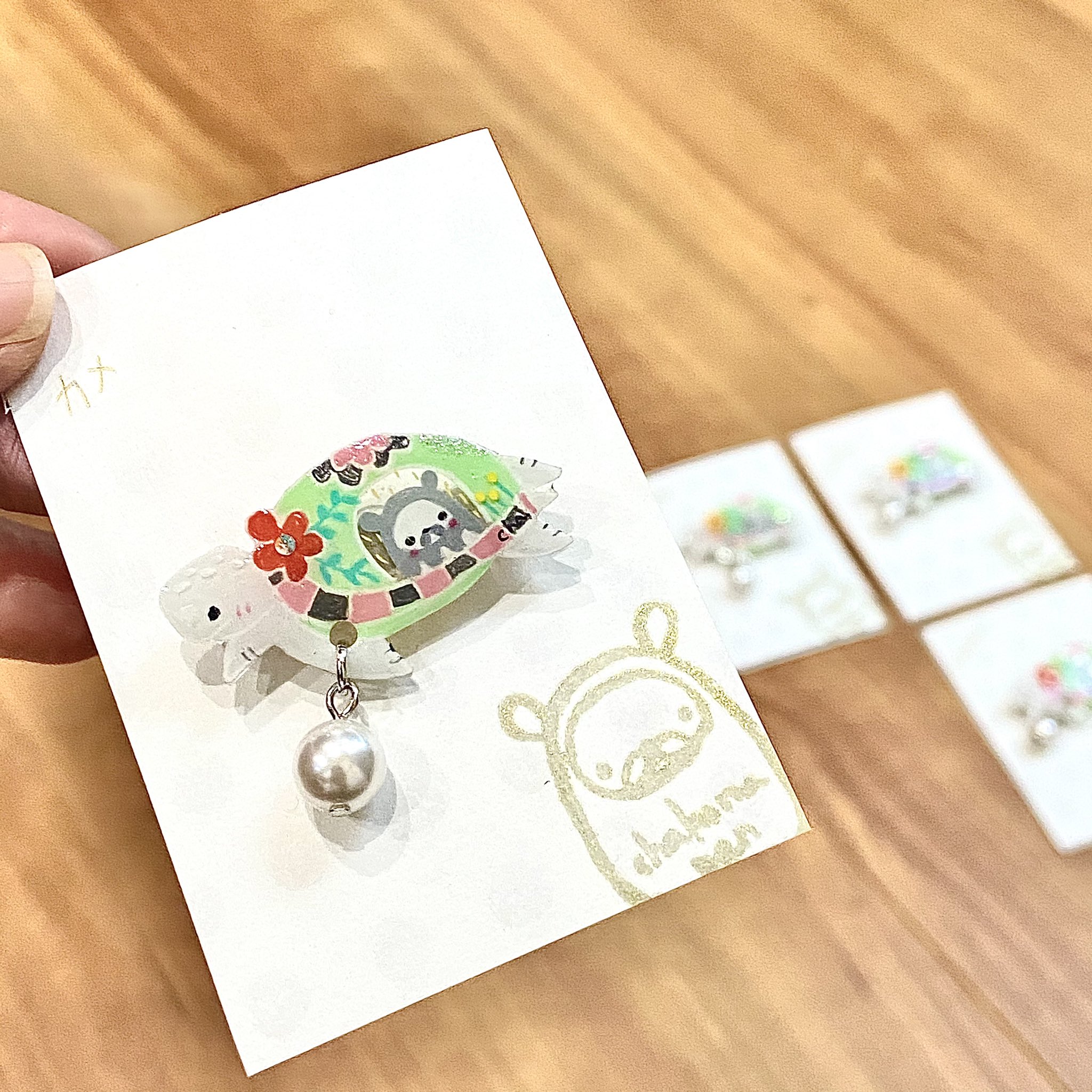 ちゃこまぱん 彩りの森のだるだるさんと仲間たち プラ板 イースター たまごを産む生き物シリーズ うみがめさん できただるぅ 彩りの森のだるだるさんと仲間たち だるだるさん ハンドメイド雑貨 置物 プラ板 プラ板レジン