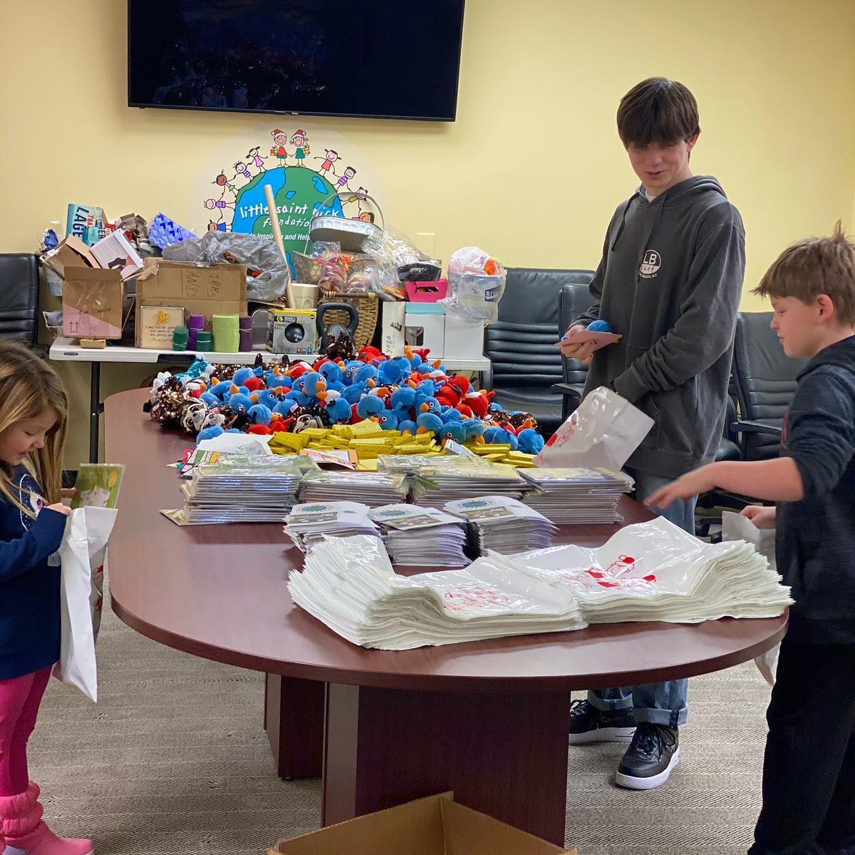littlest_nick's tweet photo. February's ED Gift Bags have been packed and are ready to be delivered!
Spread some extra love this month.❤️
#charity #forthekids #kidshelpingkids #dogood #KIHK #LSNF https://t.co/MmcmhQM5d3