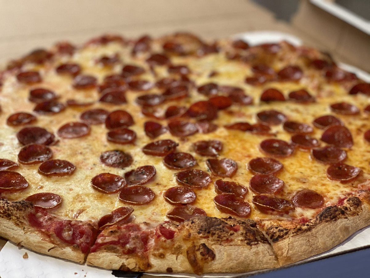 Ben__Hutchison's tweet photo. #NationalPizzaDay #Gottaworkouttomorrow #LittlePops #NewYorkStyle https://t.co/SHqz2LBQrj