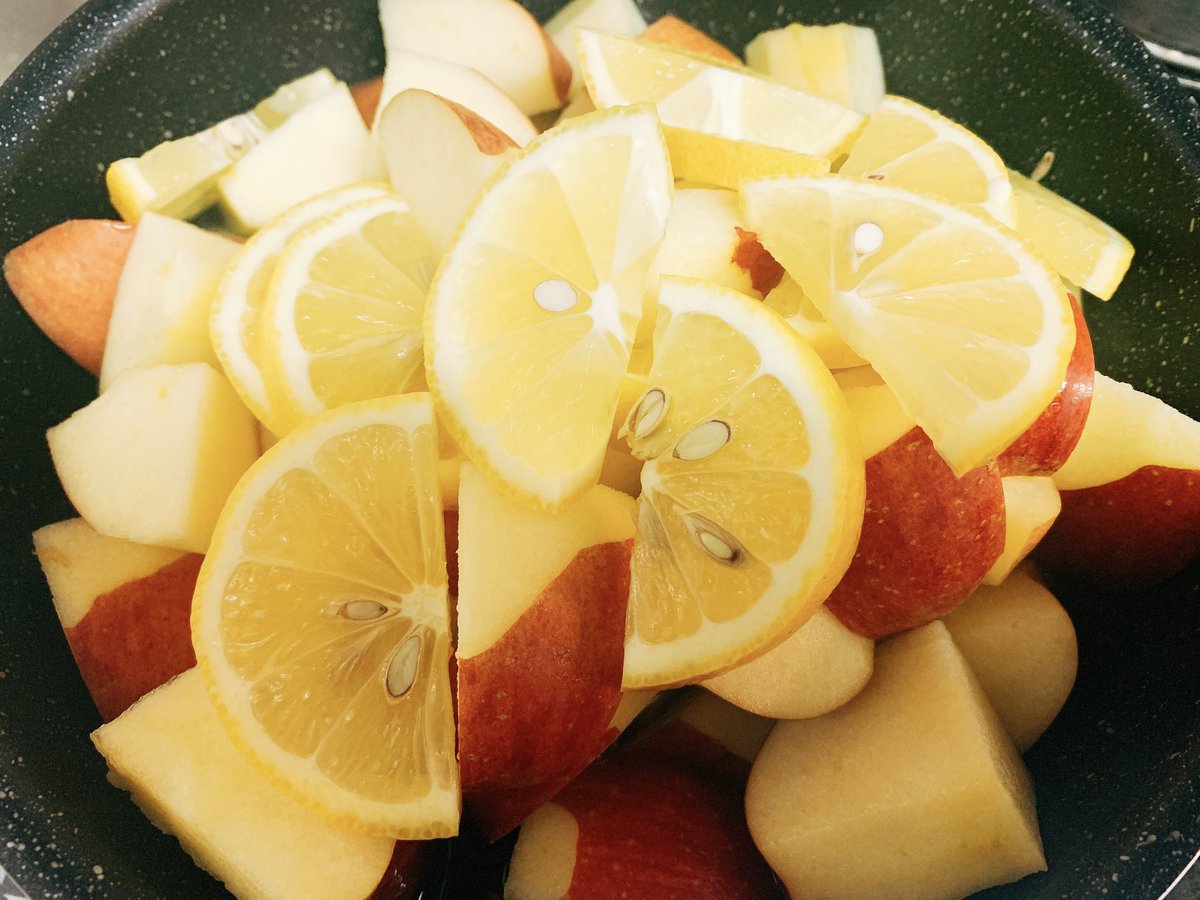 五十嵐食堂 ラーメン 送って頂いた 無農薬完熟レモンを使って リンゴとレモンのコンポート作り 無農薬だから レモン皮ごとザクザク使って安心で美味しい 照りが出るまでコトコト 楽しみに待つことにします りんごの甘さとレモンの酸味をたっぷりと