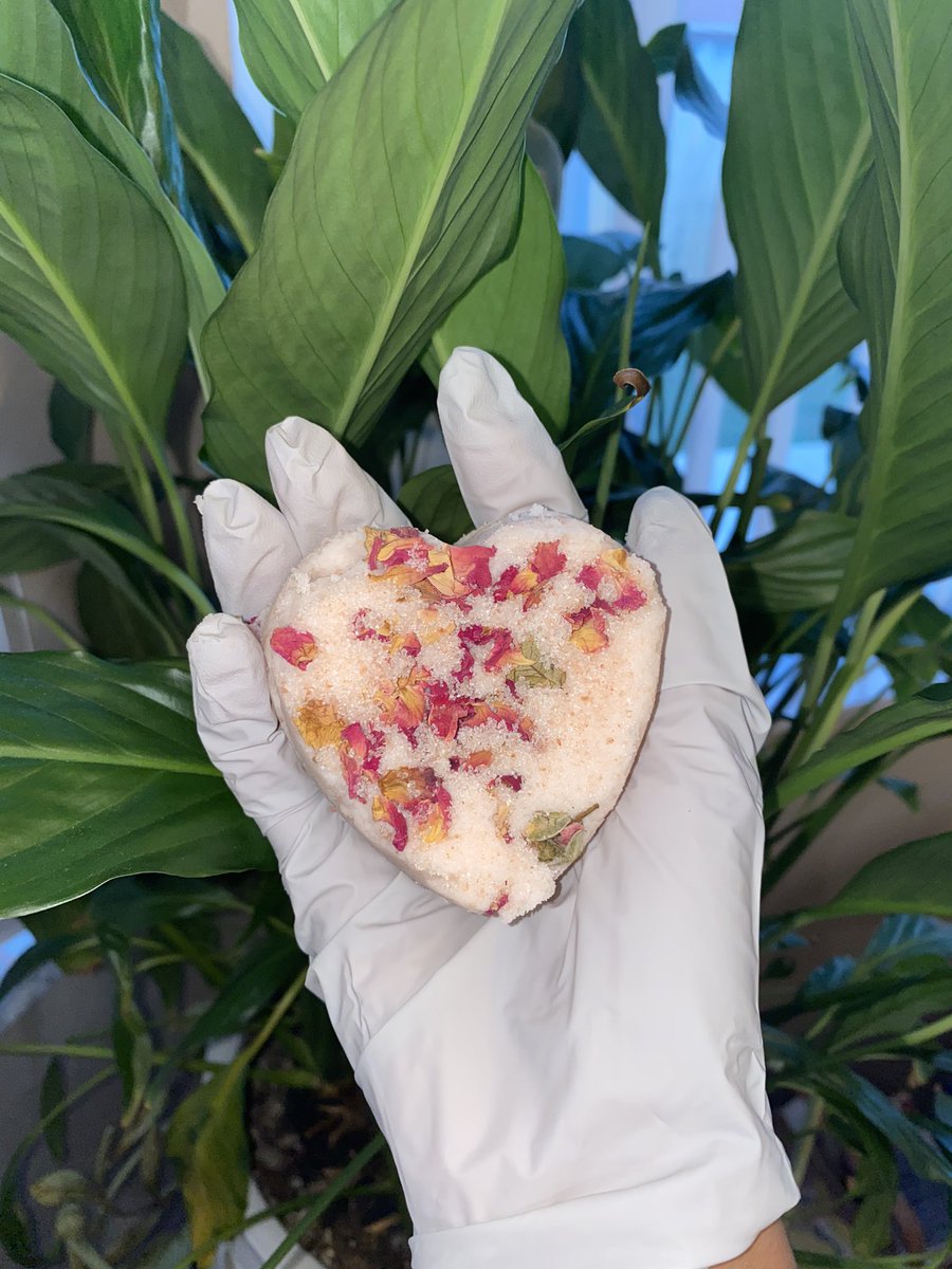 ameskincare's tweet photo. The V-Day Box just dropped and it’s hot! 😻It includes 5 handcrafted self-care products to help you feel like the divine, angelic being you are this Valentine's Day weekend and forever!  

Shop now at https://t.co/tpnF2ql0A3 to get yours before #ValentinesDay 

#Vday #BlackOwned https://t.co/IZkH4UupT2