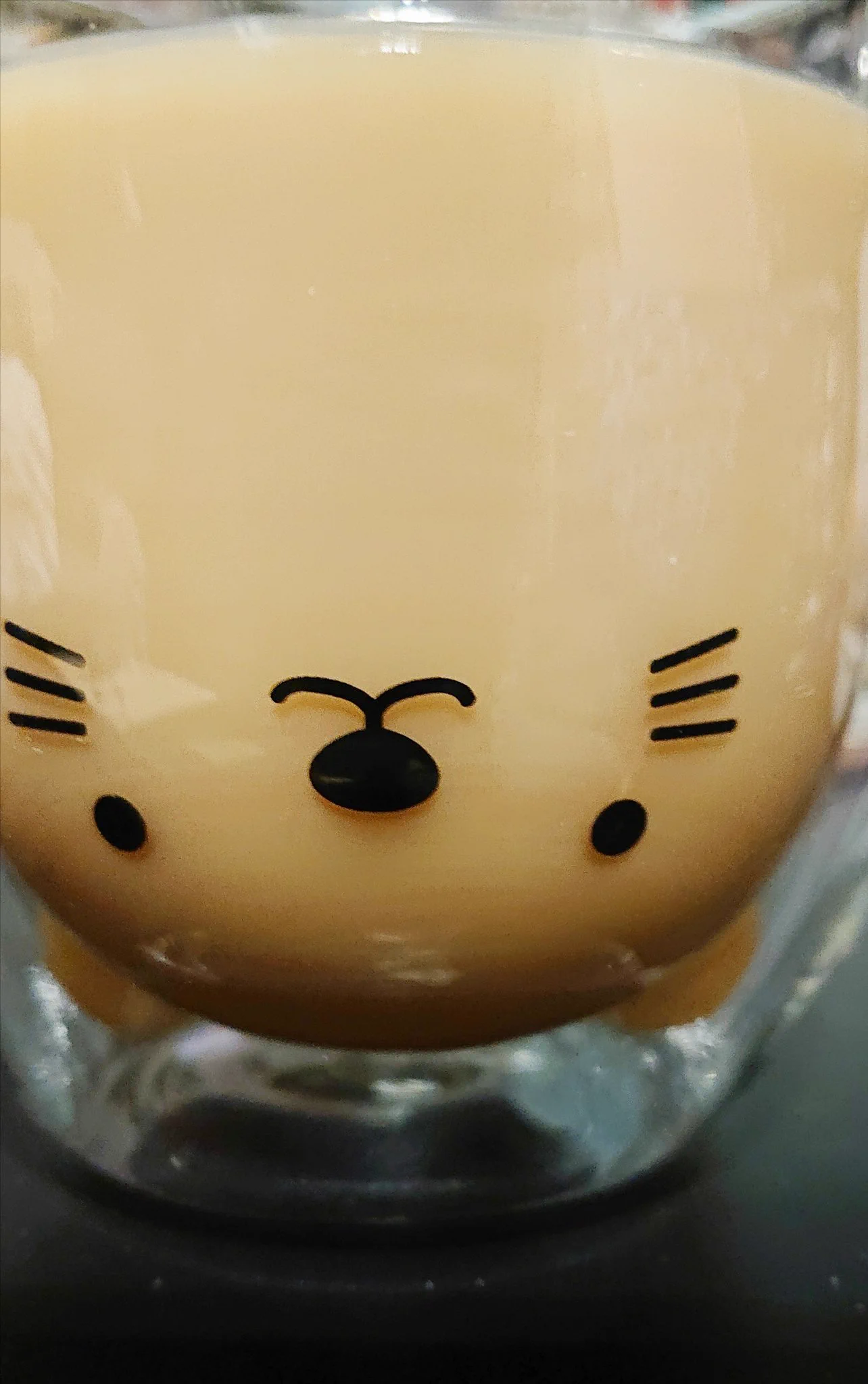 @yesyesyoung このウォールグラスで飲んだあと液が垂れて底がカピカピになる( *・ω・)あとコーヒーとか飲み終わったらすぐ洗うか、水いれておかないと洗う時、スポンジが届かないときあるから耳の小さいグラスにご注意を。 