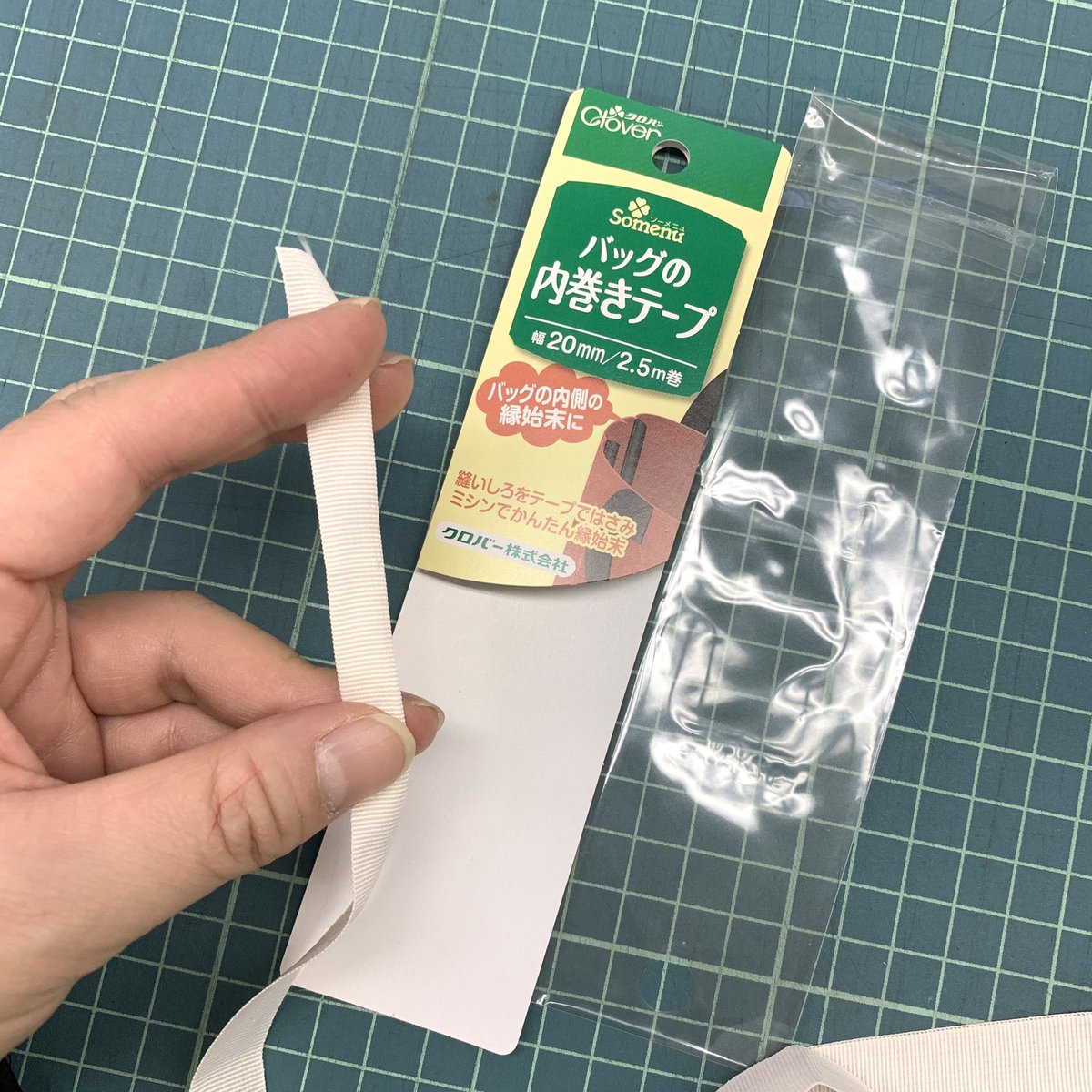 クロバー株式会社 エコバッグに使っている バッグの内巻きテープ は ぬいしろの始末に便利な薄手のグログランテープで 縁取りにもお使いいただけます 黒 ベージュ 白の３色で 2 5mあるので 結構使えます