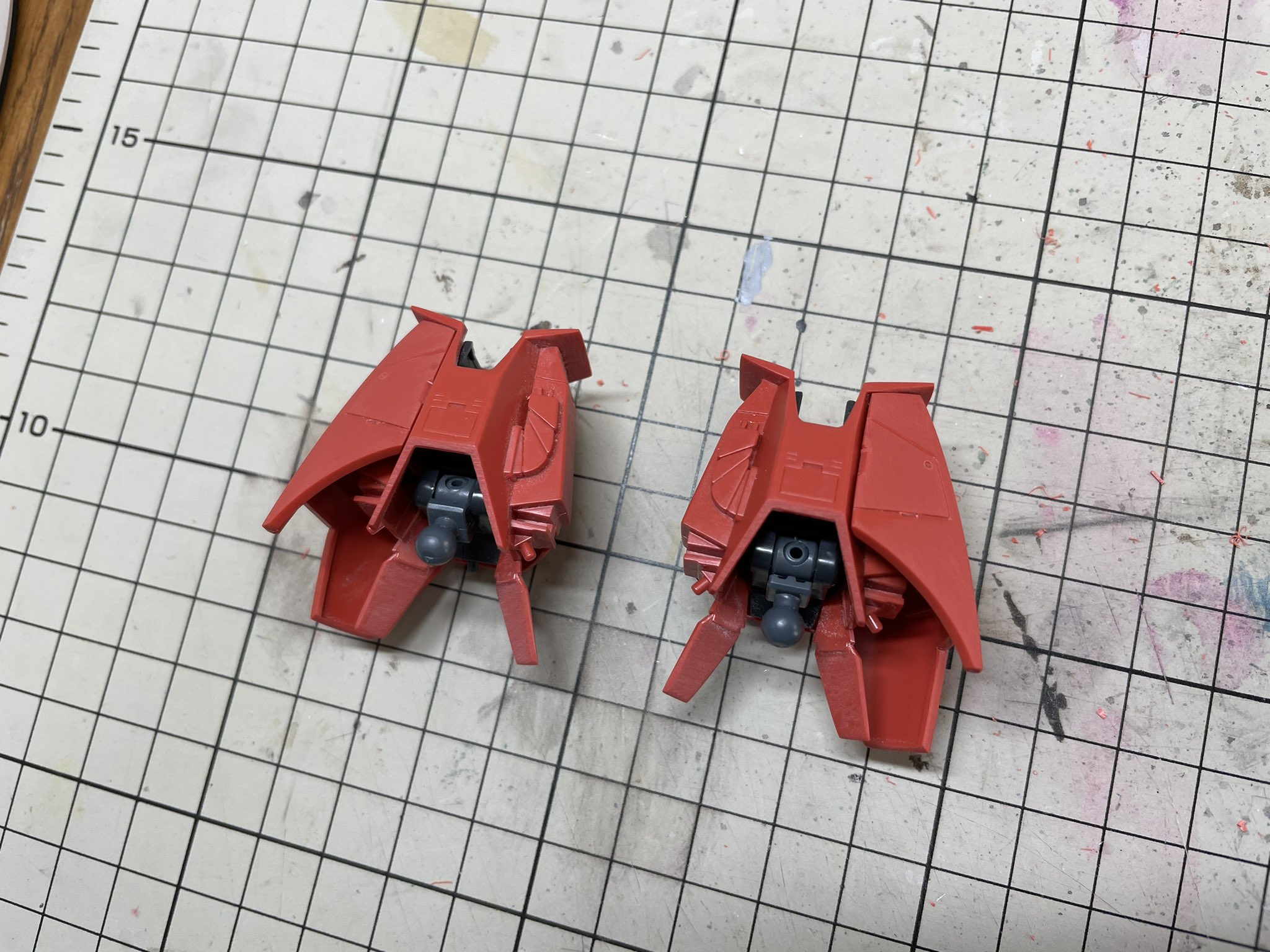 ぐれっグル ジョニザクも同時進行 こちらもf1mmスピンモールドで下穴を開けてwaveのリベット埋め込んだり スピンブレードで 凹モールドを彫ったり しかしこのキット 足回りばっかりディテールがこんでるんだよなぁ 他もやらないとバランスががが Hguc