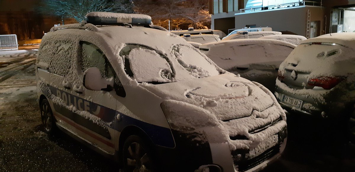 Good morning sous la neige #Bretagne #Dpt35 #Rennes #HotelDePolice  surtout soyez prudents, limitez vos déplacements si possible.
Toujours présents pour vous et avec le sourire.
