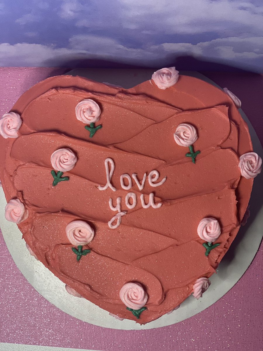 suz2918's tweet photo. will y’all look at this cake i made https://t.co/qc0vhiQYpB