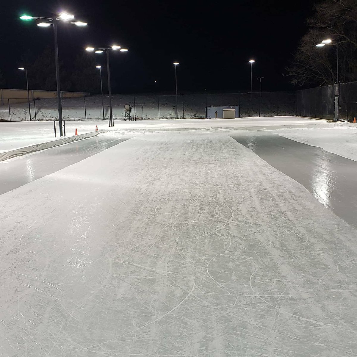 HarryCornbroom's tweet photo. Harry says....Brrrr its a cd one out there tonight.
But the flood went great! 
Ice in the morning will be great to skate on!
#15secondcoffee
#icetechgetspaid
#lifeasanicetech
#choirpractice 
#jealous https://t.co/2oP1JalPv1