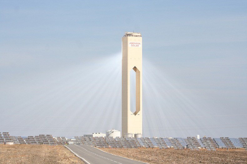 MeshPedia's tweet photo. In a patchwork of agricultural fields outside Seville, Spain, two giant 40-storey-high concrete towers rise. The obelisk-like structures are surrounded by an immense array of mirrors that reflect sunlight, bathing the top of the towers with a blinding

https://t.co/td8gJ743Q8 https://t.co/RXJdUcNFef