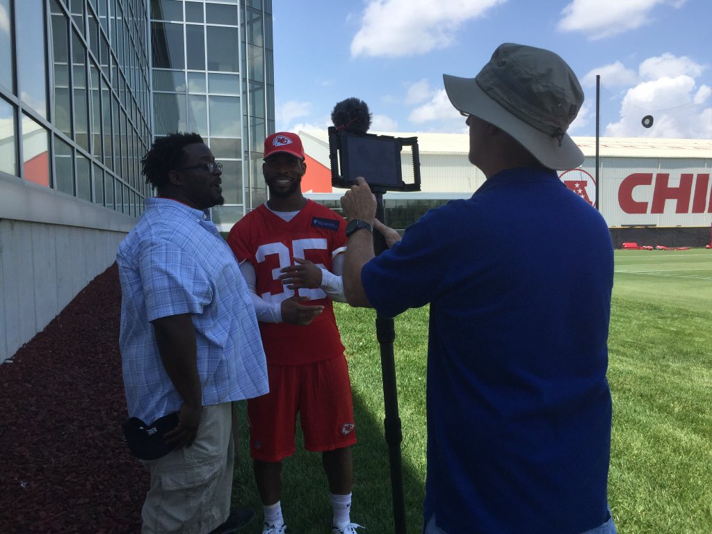 I’ve read so many beautiful stories today about  @TerezPaylor. Here’s mine. I snapped this photo on my very first day at Chiefs camp as an intern under TP at the Kansas City Star.  @ChrisFickett assigned me to do a write up on Chiefs RB Charcandrick West (pictured).  https://twitter.com/jeff_rosen88/status/1359282327302594561