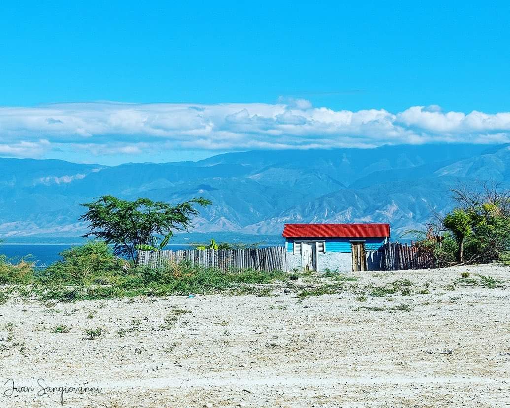 El patio de este humilde hogar en Las Baitoas, Provincia Independencia, es nada más y nada menos que el Lago Enriquillo, el cual es el Lago mas Grande de todo el Caribe. 📸Juan Sangiovanni #RinconcitosRD #RDporloalto🇩🇴 #lagoenriquillo #lagos #turismord #surprofundo