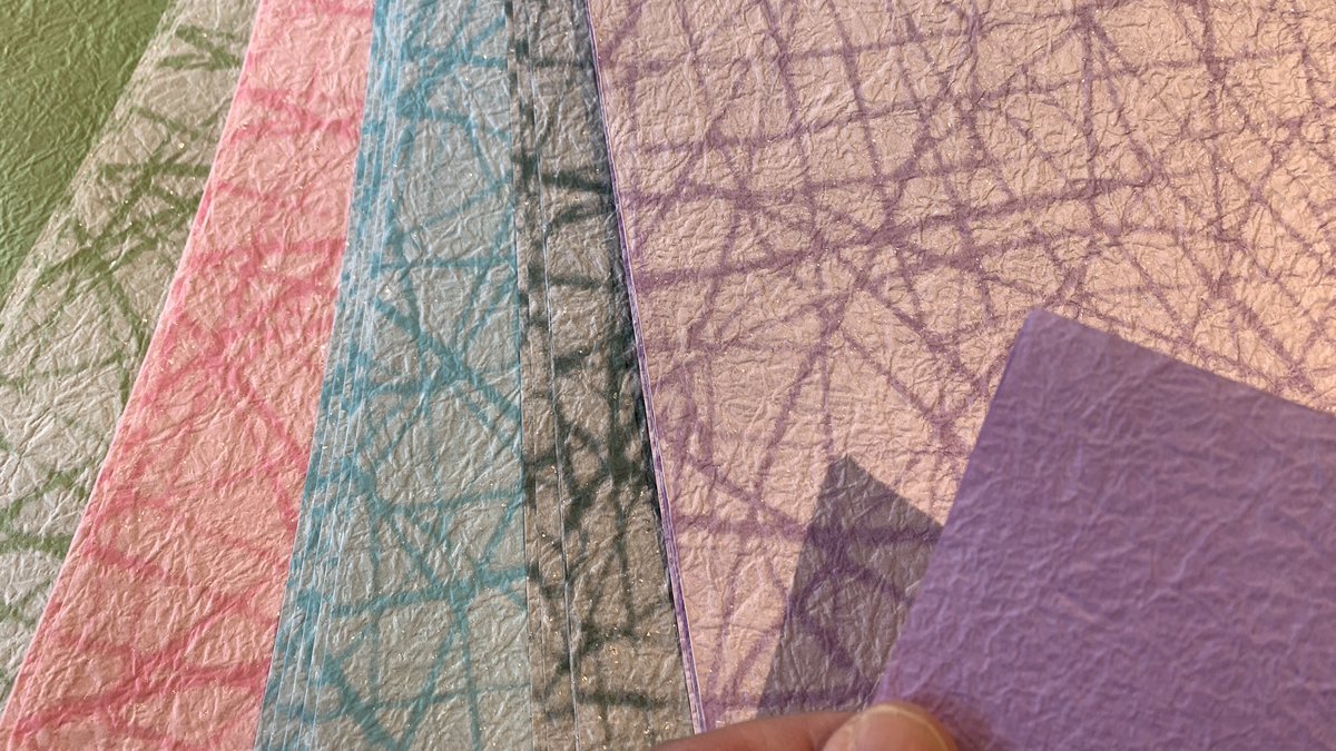 紙文房 あらき 独特な線模様と色無地が1枚になったもみ和紙が入荷しました 30cm 24cm 18cmの正方形で販売します 春を感じる色合いです なにを折ろうかなぁっと