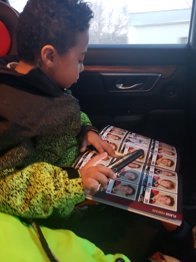girlsiouxfan's tweet photo. This is a Superfan 🍁 @MGCrimsonHockey https://t.co/MpLzJMejLY