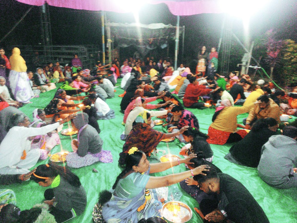 VapiAshram's tweet photo. #Bapuji की प्रेरणा से 8 फरवरी को संत श्री आशारामजी गुरुकुल वापी द्वारा ,पूज्य बापूजी द्वारा प्रज्वलित ज्योत के सान्निध्य में ग्राम-कनाडु में  #मातृ_पितृ_पूजन_दिवस का आयोजन किया गया। 
सभी ने 14 फरवरी को मातृपितृ पूजन दिवस  मनाने का शुभ संकल्प लिया।🌹🙏👍
#AnAdmirableInitiative https://t.co/Xxo3dBDz9q