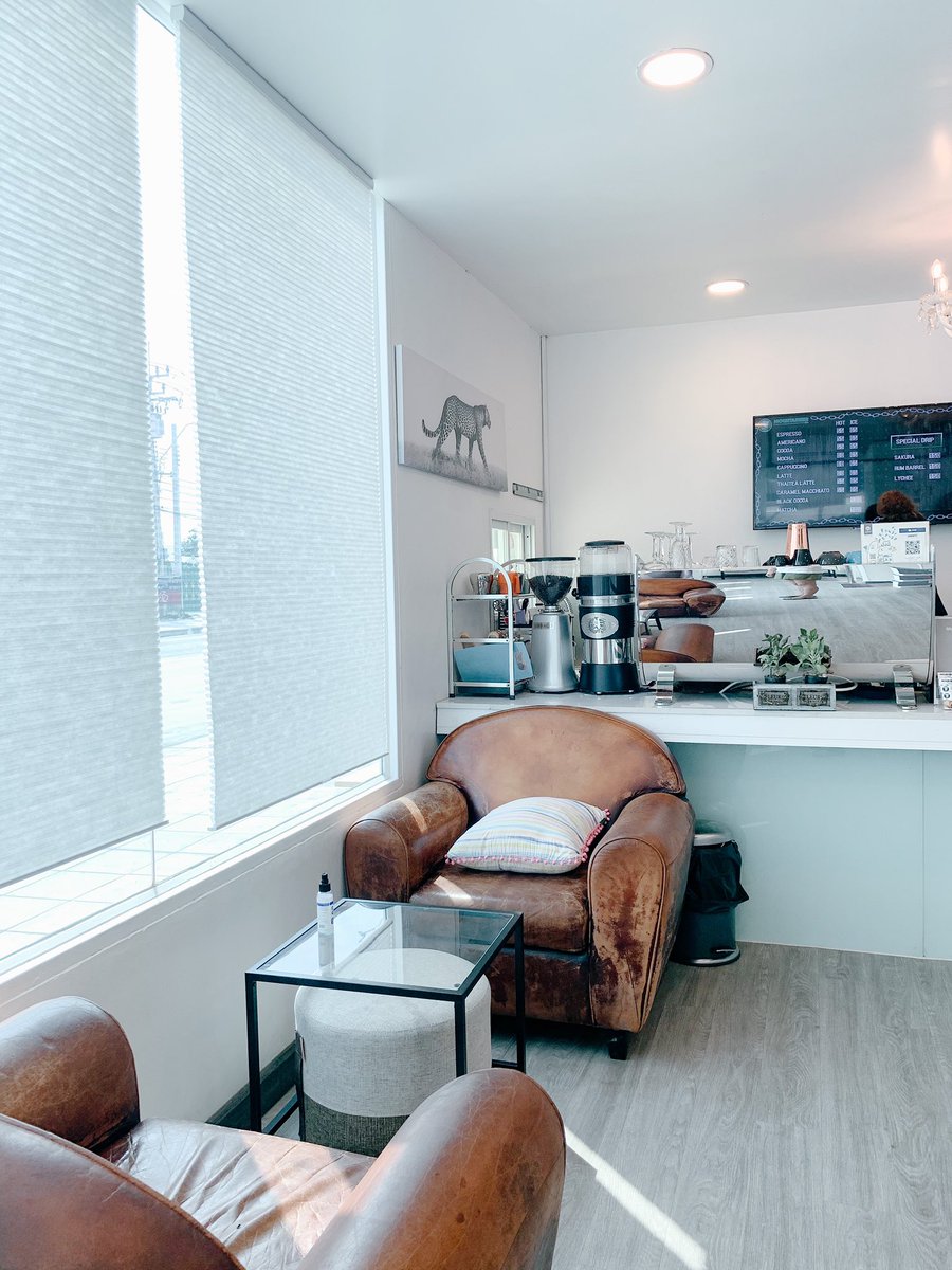 moments_journey's tweet photo. เริดนะ คาเฟ่สีขาว Fresh coffee market ขายทั้งกาแฟ เครื่องชง เมล็ดกาแฟ ครบมาก แล้วปลูกเอง คั่วเองด้วย ชอบกินกาแฟแวะมาให้ลอง เพราะราคาไม่แพง ราชาติดีจริง ไม่ชอบแฟเปรี้ยวแนะนำคั่วเข้มนะ 😍📍สุขาภิบาล2 (ประเวศ) #thejourneymomentth #รีวิวคาเฟ่ #อร่อยบอกต่อ @aroii @ReviewCafe_TH https://t.co/OtInpxy7D0