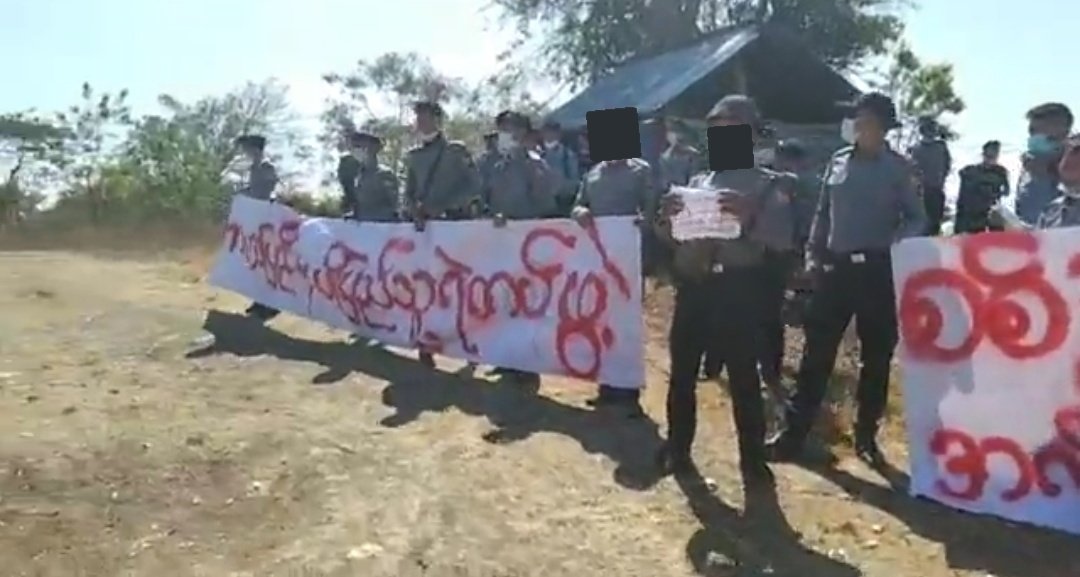 MayWongST's tweet photo. #Myanmar police joining anti-#military government protesters in #Kayah state, eastern Myanmar told to return to their posts &amp; stop participating. But police say they stand with the citizens &amp; will continue. Will be unafraid of any consequences #WhatIsHappeningInMyanmar https://t.co/xGWfxt6I8Y