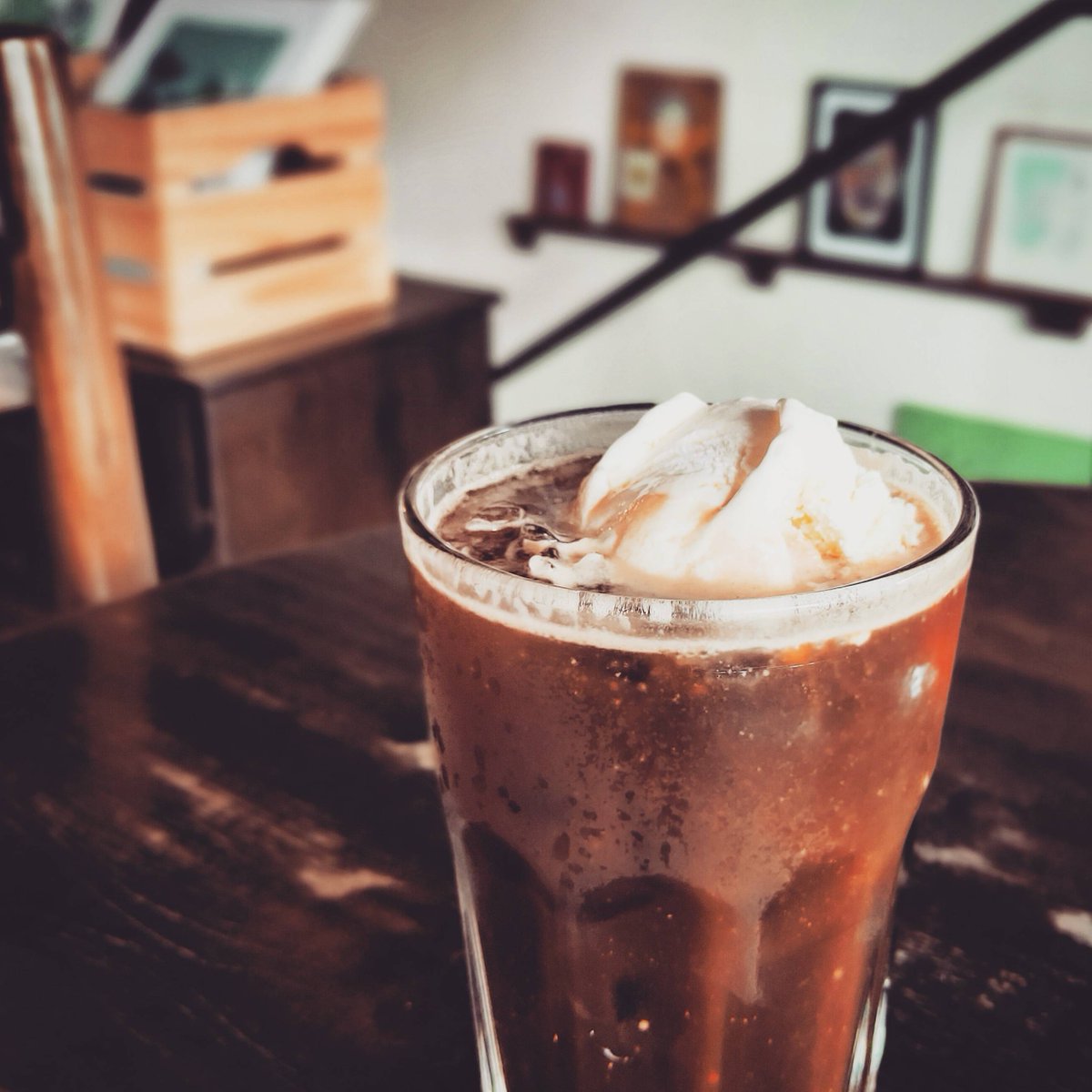 A nice iced coffee topped with vanilla ice cream. Yang satu ini pasti pas buat nemenin kamu di siang hari. Semangat selalu teman-teman. Grab your coffee! 😊☕🙏

#thatslifecoffee #coffee #kopi #kopiindonesia #coffeerainyday #jakartakopi
