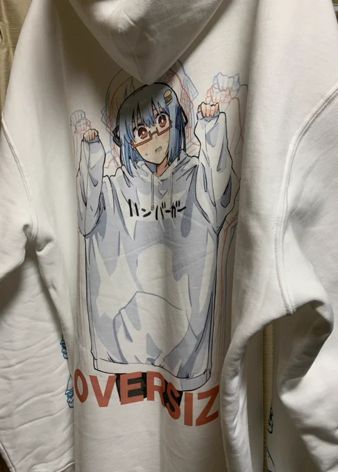 42さんとコラボした白パーカー届いたけど印刷めっちゃ綺麗でびびってる 