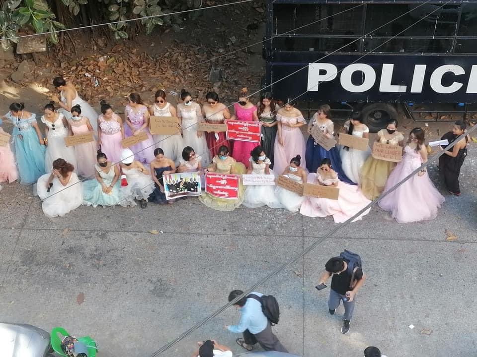lae309's tweet photo. A creative and peaceful protest in Myanmar today ! 

JUNTA VIOLENCE
#Feb10Coup
#CrimesAgainstHumanity
#WhatsHappeningInMyanmar https://t.co/rPdIcNGkV6