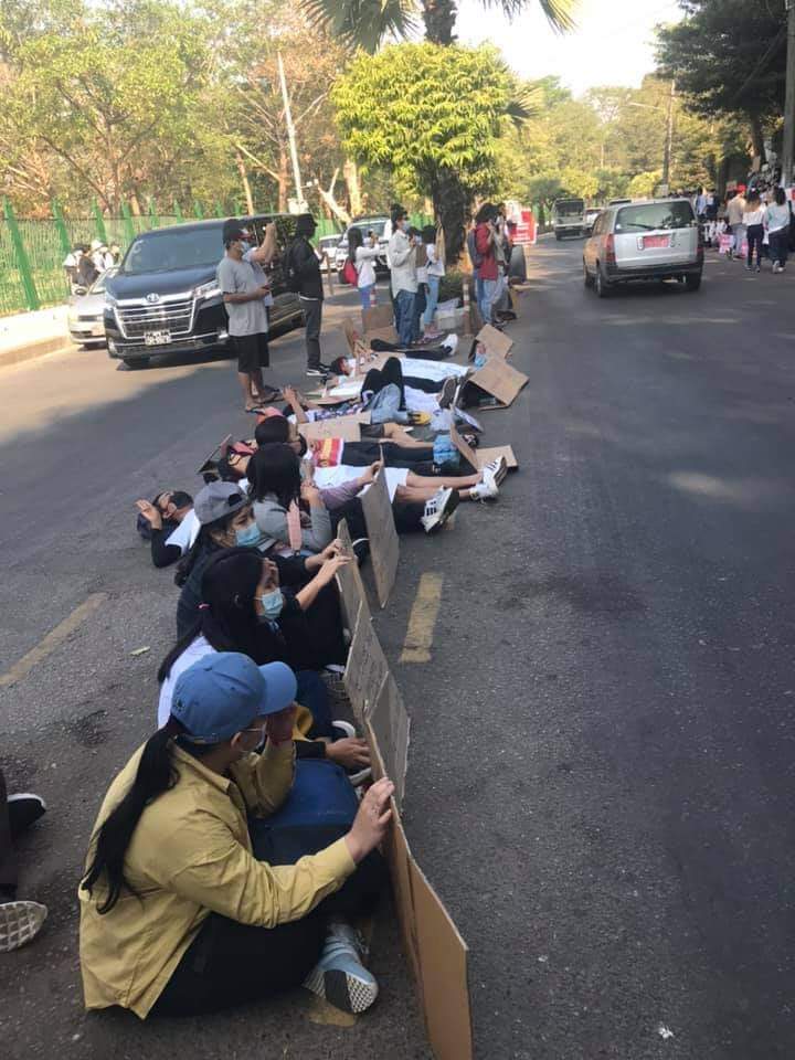 May06346429's tweet photo. Peaceful protesters in front of the UN office in Yangon!

JUNTA VIOLENCE

#CrimesAgainstHumanity 
#WhatsHappeningInMyanmar https://t.co/1YeHC8VMTC