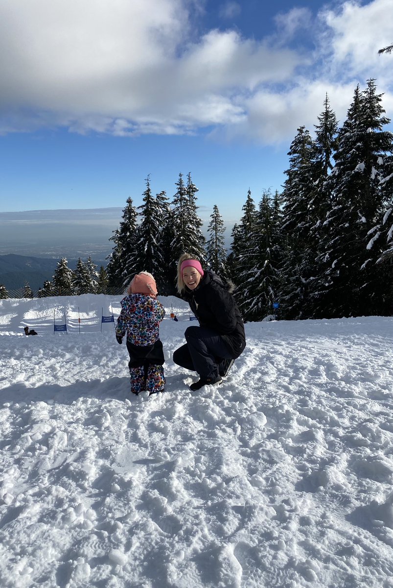 Con mi pequeña dupla👩‍👧disfrutando la nieve ❄️⛄ #Vida
.
Enjoying the snow ❄️⛄ with my sweet baby girl 👩‍👧#Vida .
.
.
.
#vancouver #vancouverbc #vancouvertrails #naturelovers #snow @hellobc