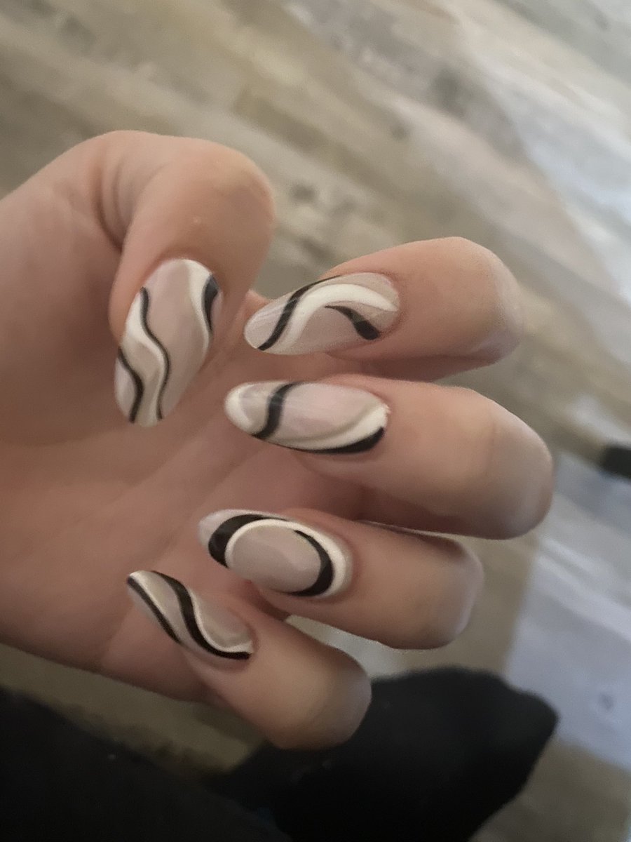 EllieMartin1127's tweet photo. look at my cute nails ✨✨ https://t.co/3axH9l4kxV