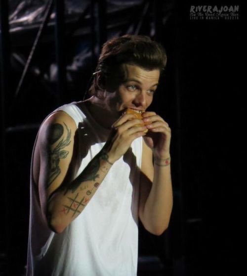 Louis eating a burger and then being so happy about it is the cutest sequence ever bye