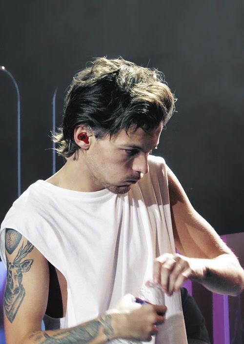 Louis eating a burger and then being so happy about it is the cutest sequence ever bye