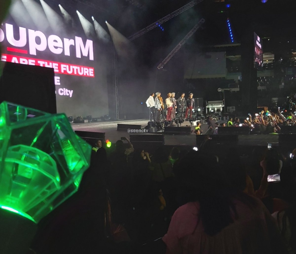 haniebaniez's tweet photo. Hace un año viví la experiencia más bonita de toda mi vida, se veían muy lindos, ya los extraño😭😭😭
#SuperMinMexico #SuperM https://t.co/R1U5ZTJ3UM