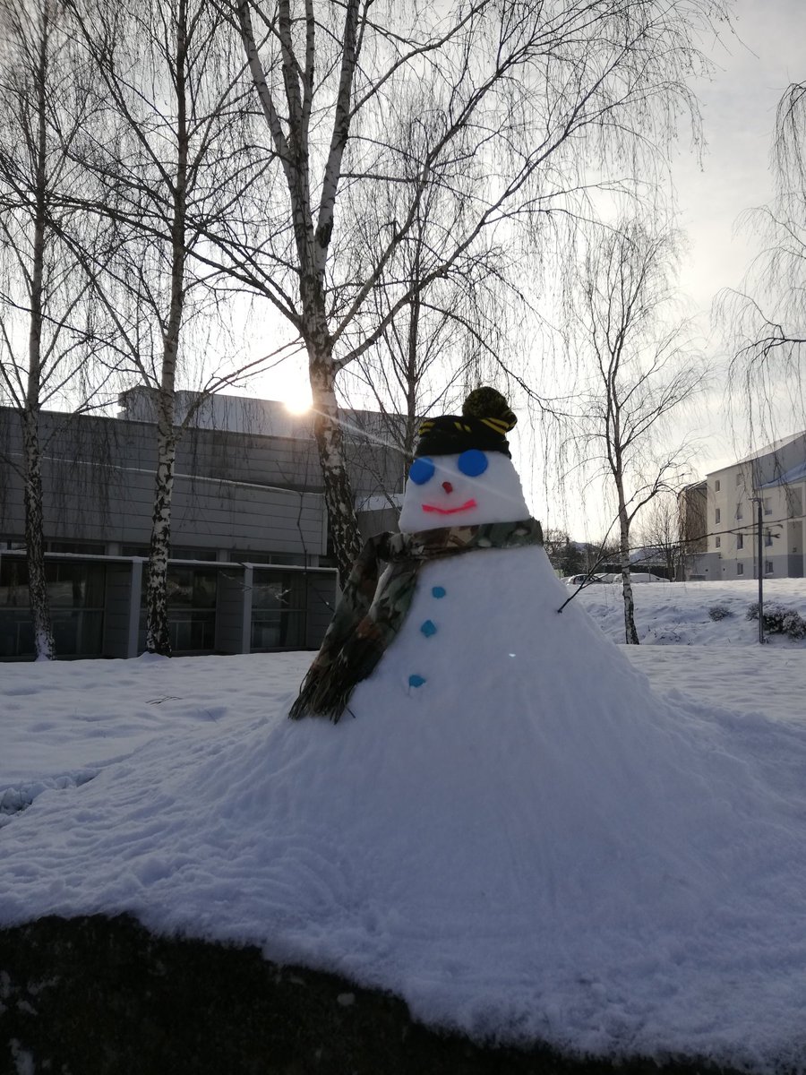 Samia_Bechir's tweet photo. Il neige à Laval ❄️🤩
Petit bonhomme ⛄ fait par les jeunes chercheurs de l' @iutlaval !
N'hésitez pas à aller prendre votre photo 😁 !
#neige https://t.co/5TyFHymTGC