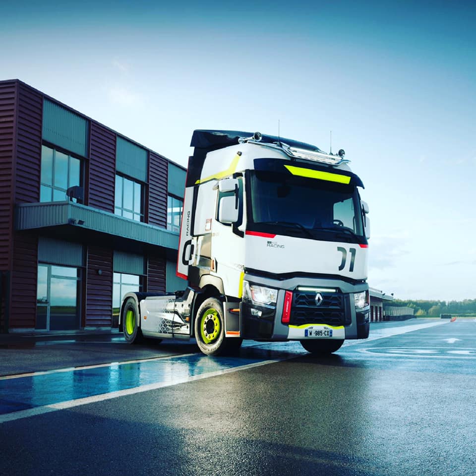 TalautoVI's tweet image. Se amplia la familia #UsedTrucks by #RenaultTrucks 👏🏼👏🏼👏🏼
La nueva #SerieEspecial Renault Trucks T RACING 01 ya está disponible en España 🏁👊🏼
Espectacular versión inspirada en el mundo del motor y la competición, pero además también campeón en ahorro de consumo! 💪🏼