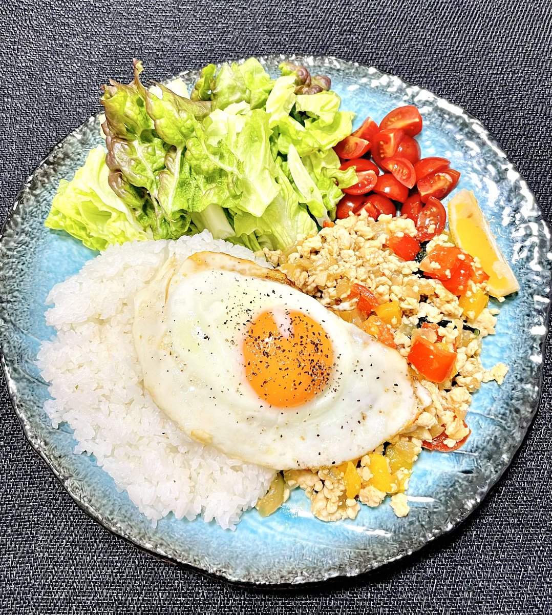 Javier_Chick10's tweet photo. カレー以外のレパート���ー
タイ、チャイナ、タイ
カオマン、マボ丼、ガパオライス https://t.co/TbgspPGtbB