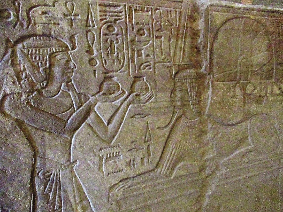 れお 𓃭𓇋𓇋𓍯𓁐 私はそこまでもたなかった でも 古代エジプトへの入口は確かに王家の紋章だった ウチをさばくると いつ買った と思われるお宝 がザックザク きちんと整理してもう一度読み直そうと決心した インシャアッラー