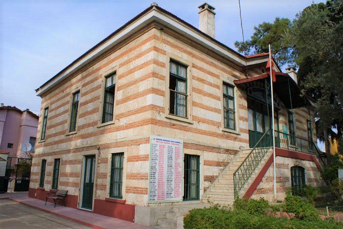 Hanson Köşkü -  Buca.

Hanson ailesine ait olan köşk, taş ve tuğlalarla yapılmış zarif bir mimari barındırmaktadır. Hanson ailesine ait fazla bir bilgi yoktur. 1800’lerin başında yapıldığı düşünülmektedir. Bina şuan okul olarak kullanılmaktadır.