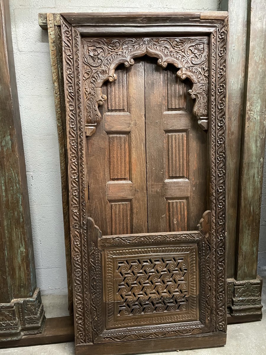 anna27anna's tweet image. The lovely bedroom is old world classic Mediterranean with the arched windows and a rustic carved wood dresser.
etsy.com/shop/MOGULGALL…
#rusticwindow #oldworld #archdoor #windowdoor #handcarvedfurniture #ArchitecturalDecor #IndianJharokha